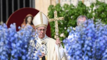 Francisco celebra con los fieles la Misa de Pascua Francisco celebra con los fieles la Misa de Pascua