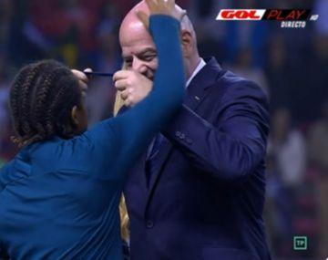 El curioso gesto de las jugadoras de Brasil con Infantino que se hizo viral