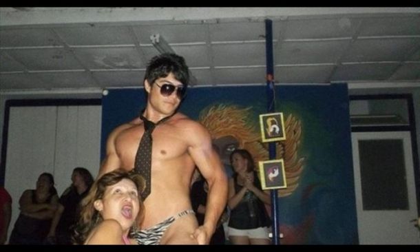 Escándalo en Chaco por una fiesta de docentes con stripers
