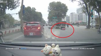 Chocó contra un camión y la pasó por arriba Chocó contra un camión y la pasó por arriba