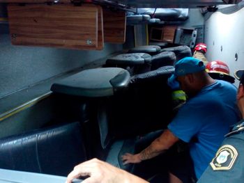 Así quedó el interior del micro que volcó esta madrugada en Ruta 2