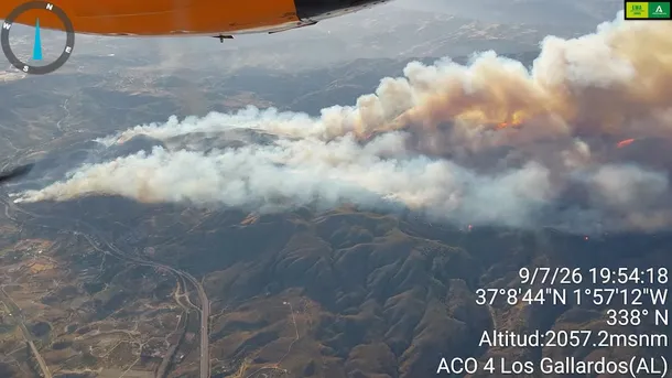 El avance del fuego afecta a una extensa zona forestal y obliga a un gran despliegue de medios aéreos y terrestres. El avance del fuego afecta a una extensa zona forestal y obliga a un gran despliegue de medios aéreos y terrestres.