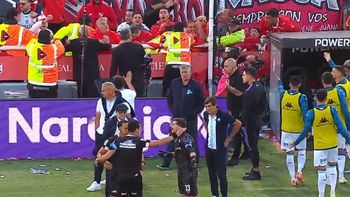 hinchas de independiente lanzaron elementos al banco de racing: rodrigo rey se acerco a calmar hinchas de independiente lanzaron elementos al banco de racing: rodrigo rey se acerco a calmar