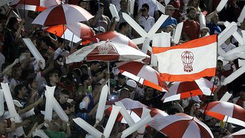 hinchas de huracan preparan un banderazo para despedir al equipo hinchas de huracan preparan un banderazo para despedir al equipo