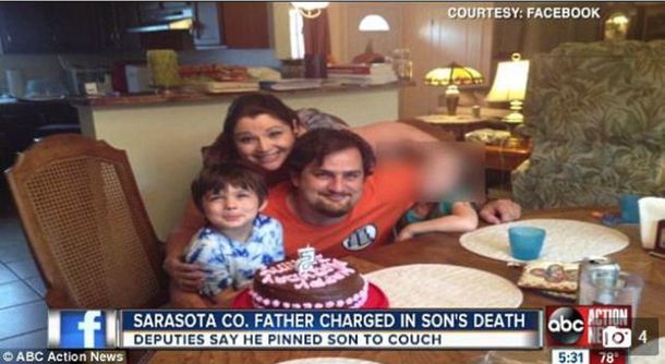 Un niño de 6 años murió en el sofá aplastado por su padre de 122 kilos