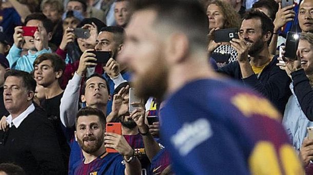 La imagen que da vuelta al mundo: Messi le saca una foto a Messi