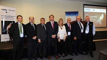 DE IZQ. A DERECHA: GABRIEL CASABURI (BID); JAVIER ORTIZ BATALLA (BANCO CIUDAD); OSACR JOFRÉ (INST. PYME BCO CIUDAD) ; ROGELIO FRIGERIO (BANCO CIUDAD); SILVIA CARBONELL (IAE); HERNÁN CHEYRE VALENZUELA (UDD, CHILE); CARLOS BARADELLO (UNIVERSIDAD DE SAN FRANCISCO, USA); RAUL RIVERA (INNOVATION FORUM, CHILE) DE IZQ. A DERECHA: GABRIEL CASABURI (BID); JAVIER ORTIZ BATALLA (BANCO CIUDAD); OSACR JOFRÉ (INST. PYME BCO CIUDAD) ; ROGELIO FRIGERIO (BANCO CIUDAD); SILVIA CARBONELL (IAE); HERNÁN CHEYRE VALENZUELA (UDD, CHILE); CARLOS BARADELLO (UNIVERSIDAD DE SAN FRANCISCO, USA); RAUL RIVERA (INNOVATION FORUM, CHILE)