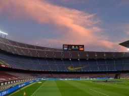 El fin de una era: así sacaron la gigantografía de Messi que estaba en el estadio del Barcelona