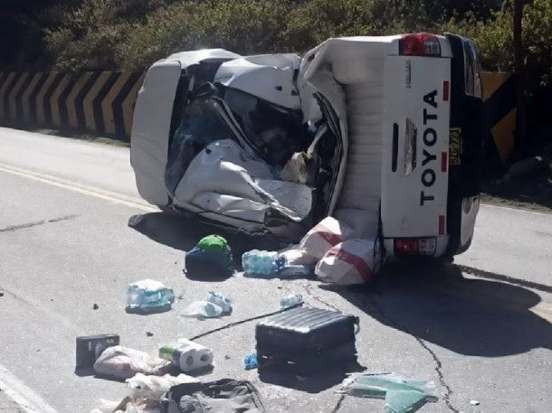 Tragedia en Perú: una roca gigante aplastó una camioneta y mató a tres personas