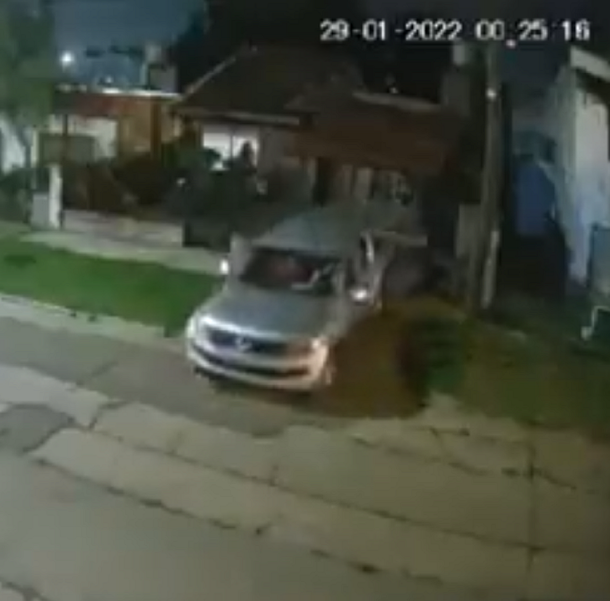 Robaron una pickup y casi se incrustan contra una casa porque no sabían manejarla