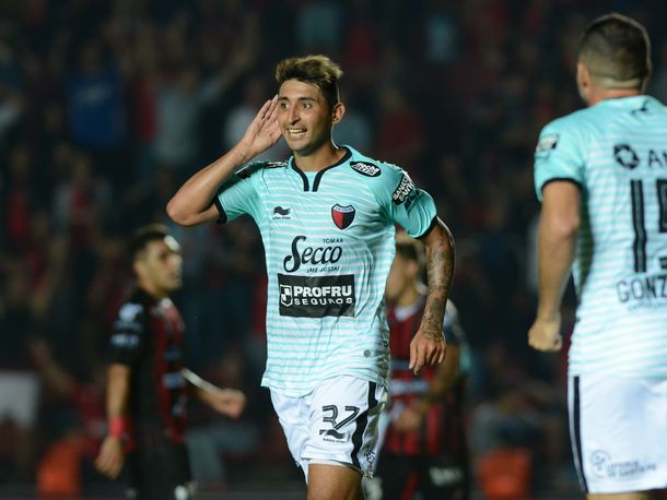 Alan Ruiz celebra uno de los cuatro goles de Colón