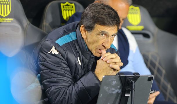 El gesto de Gustavo Costas con los hinchas de Racing demorados en el estadio de Peñarol