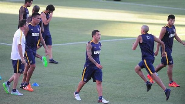 Tevez no entrenó por una molestia en la rodilla aunque jugaría ante San Lorenzo