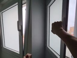El truco casero para limpiar las guías de las ventanas y que corran bien