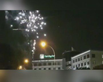 Hinchas de Talleres tiraron cohetes y bombas en el hotel de Vélez