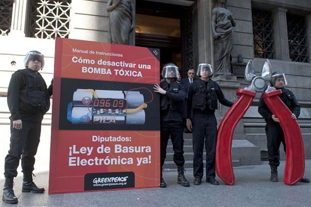 Greenpeace intentó desactivar una bomba gigante en el Congreso