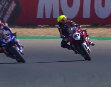Dos pilotos de Superbike discutieron en medio de la carrera