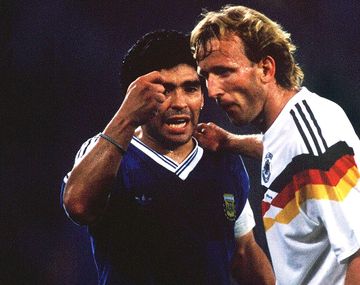 Diego Maradona y Andreas Brehme en la final de la Copa del Mundo de Italia 90
