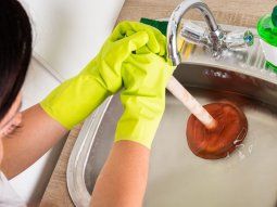 La manera de destapar cañerías sin tener que utilizar productos caros