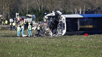 un tren descarrilo en holanda y hay al menos un muerto un tren descarrilo en holanda y hay al menos un muerto