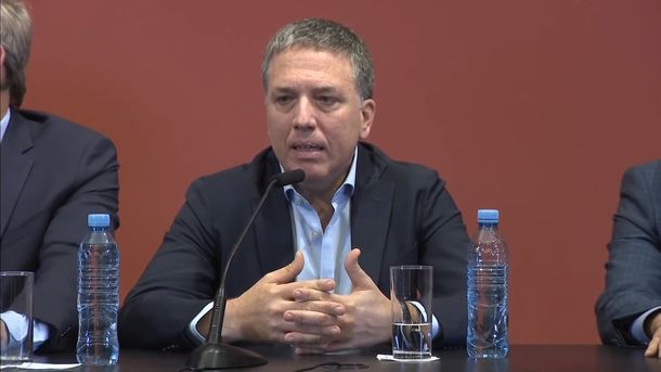 El ministro Dujovne pasó la noche internado con dolores abdominales y torácicos