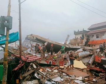Un fuerte terremoto sacudió a Indonesia: hay muertos