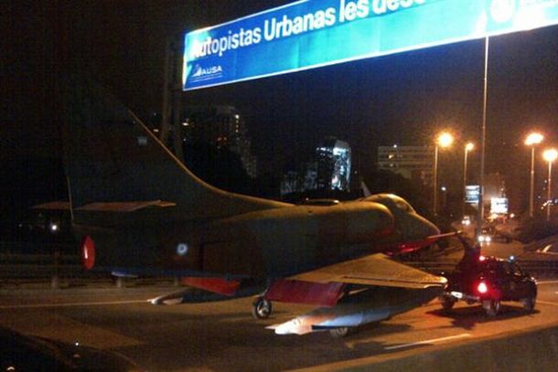 Sorprendió un avión de guerra, suelto en la autopista