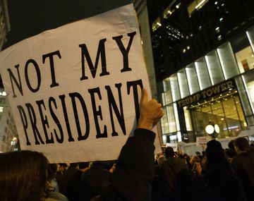 Con pancartas como esa, miles de estadounidenses protestaron contra Donald Trump