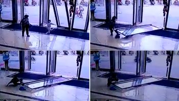 Una nena de tres años fue aplastada por una puerta de vidrio cuando entraba a un edificio en China. Una nena de tres años fue aplastada por una puerta de vidrio cuando entraba a un edificio en China.