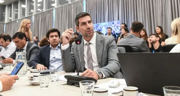 Manuel Quintar cayó al Congreso con un Tesla Cybertruck.