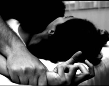 Violó a su hija lesbiana para convertirla