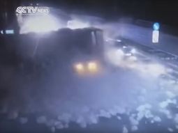 Un camión hizo una mala maniobra porque quiso pasar en rojo y aplastó a un vehículo Un camión hizo una mala maniobra porque quiso pasar en rojo y aplastó a un vehículo