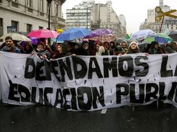 La comunidad universitaria volvió a salir a las calles para exigir mejores salarios y financiamiento