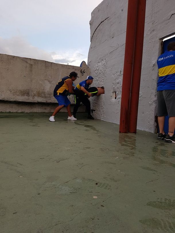 De no creer: el hincha de Boca que quiso pasarse de tribuna y quedó atascado