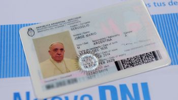 el papa no renuncia a su ciudadania: seguira viajando con pasaporte argentino el papa no renuncia a su ciudadania: seguira viajando con pasaporte argentino