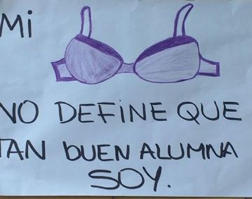 Un colegio de Villa Urquiza sancionó a una alumna por ir sin corpiño