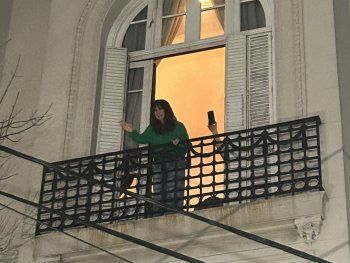 VIDEO: Cristina Kirchner volvió a salir al balcón tras la resolución de la Justicia