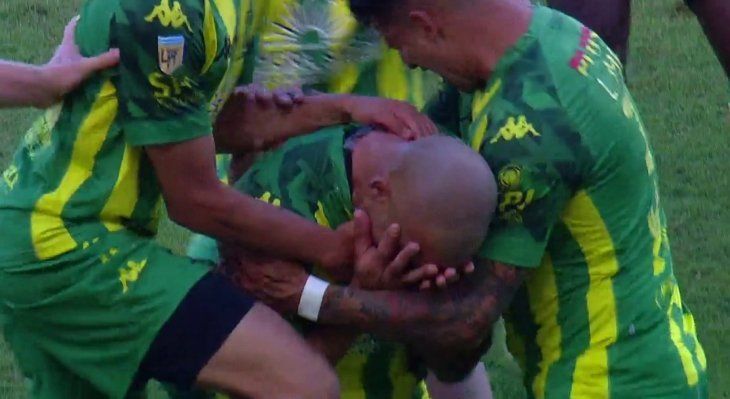 Santiago Silva volvió a convertir un gol tras su sanción y rompió en llanto