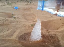 Convierten agua en hielo en pleno desierto