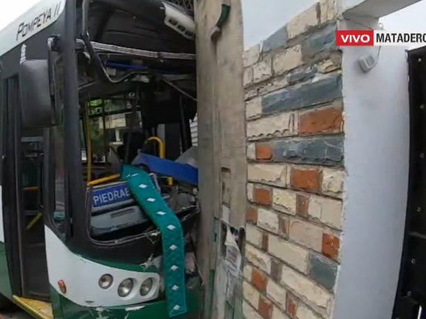 Mataderos: un colectivo quedó incrustado en una cochera tras chocar con un camión