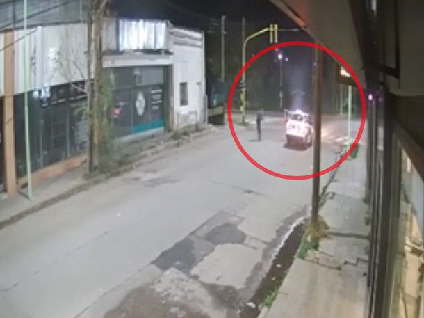 El chofer de un taxi frenó en un semáforo y de un momento al otro