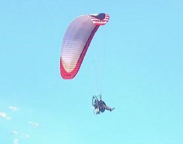 Un hincha de Central sobrevoló en parapente el partido de Newells y lanzó papelitos con cargadas