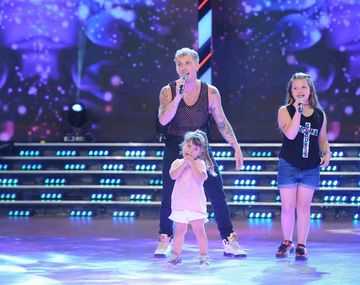 El Polaco cantò en ShowMatch con sus hijas.