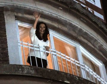 Cristina llegó a Buenos Aires: saludó desde el balcón de su departamento