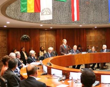 Alertan a España por graves riesgos económicos