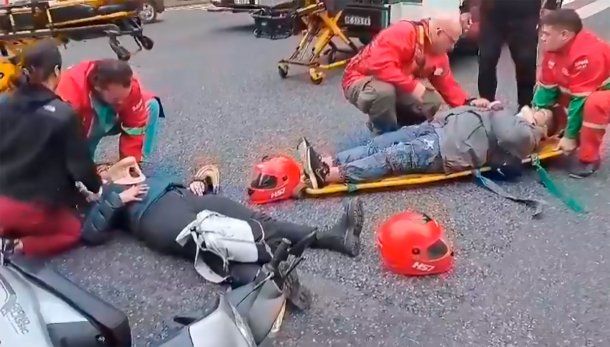 Accidente en San Cristóbal: dos motoqueros heridos tras chocar con un auto