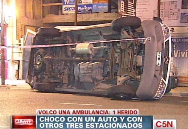 Volcó una ambulancia en el Abasto tras un choque múltiple