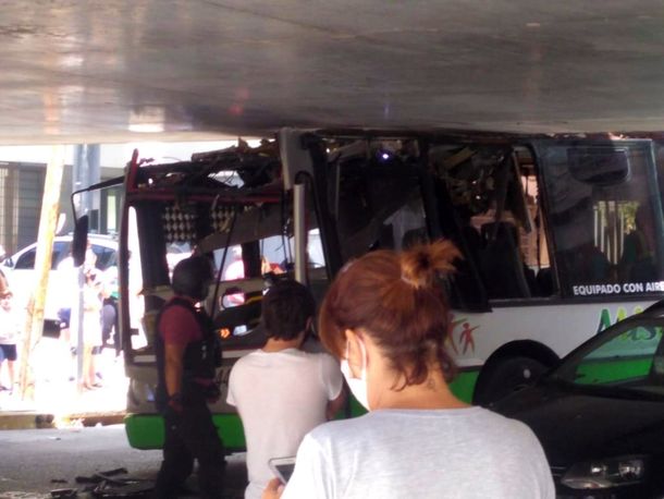 Ciudad: un colectivo de la línea 114 quedó incrustado en el Viaducto Mitre