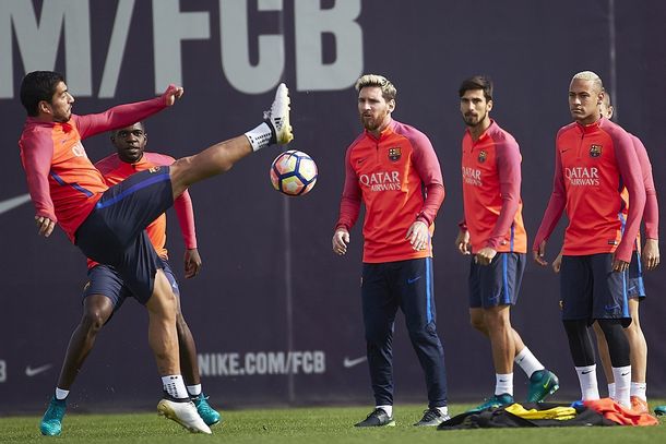 Messi entrena con el Barcelona tras recuperarse del desgarro.