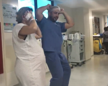 Un médico hacer bailar Despacito a una embarazada